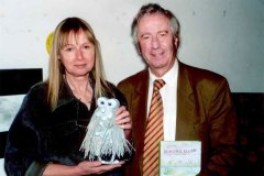 Eva Kellner mit Alfred Komarek und Bohumil Blubb im Biohof Polzer