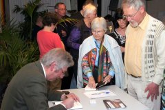 Viele Gäste beim Signieren im SOS Kinderdorf Familien Rathaus