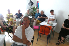 Illustre Runde von Freundinnen und Freunden und Künstlerinnen und Künstlern.